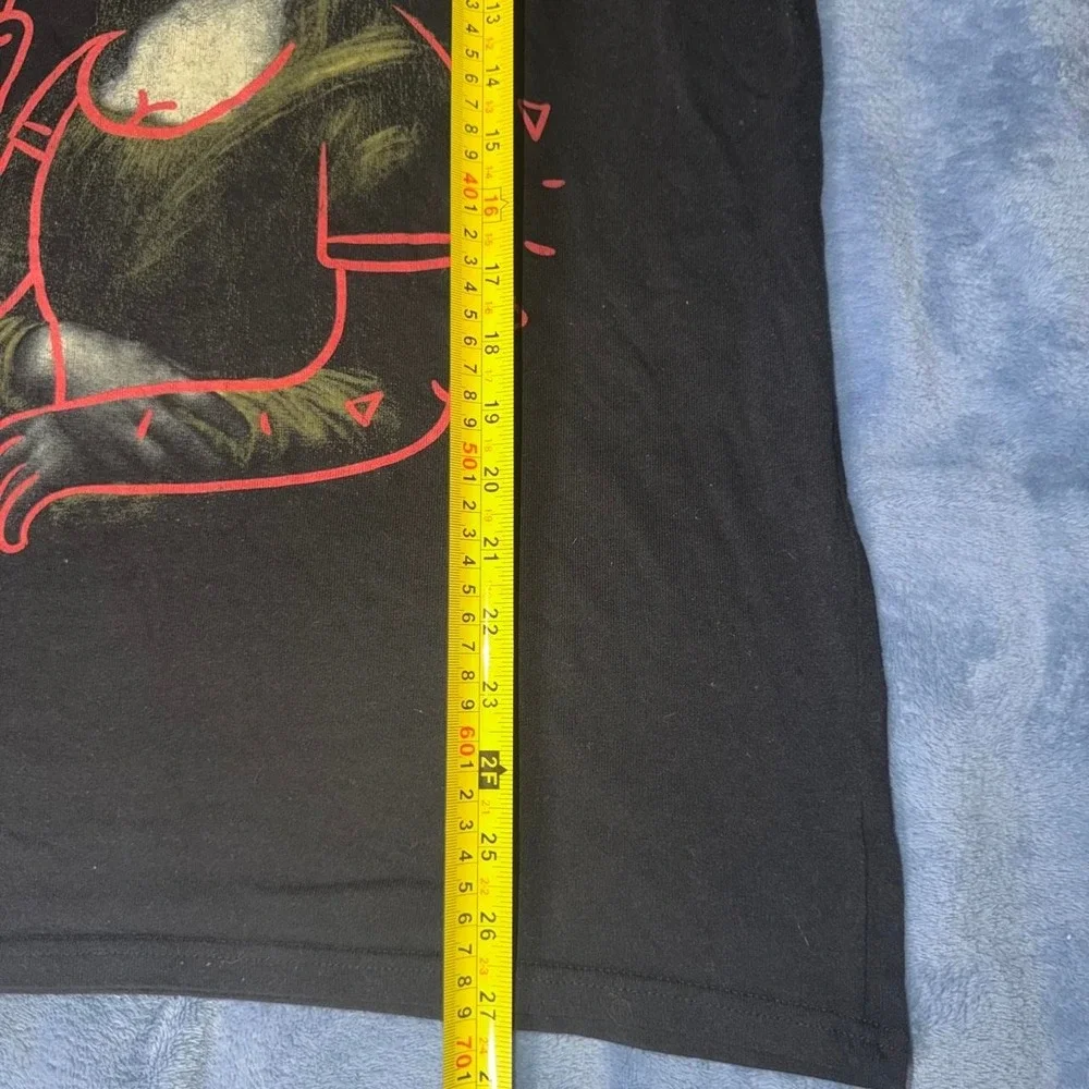 Black Briscoe tee with red outline of Mona Lisa